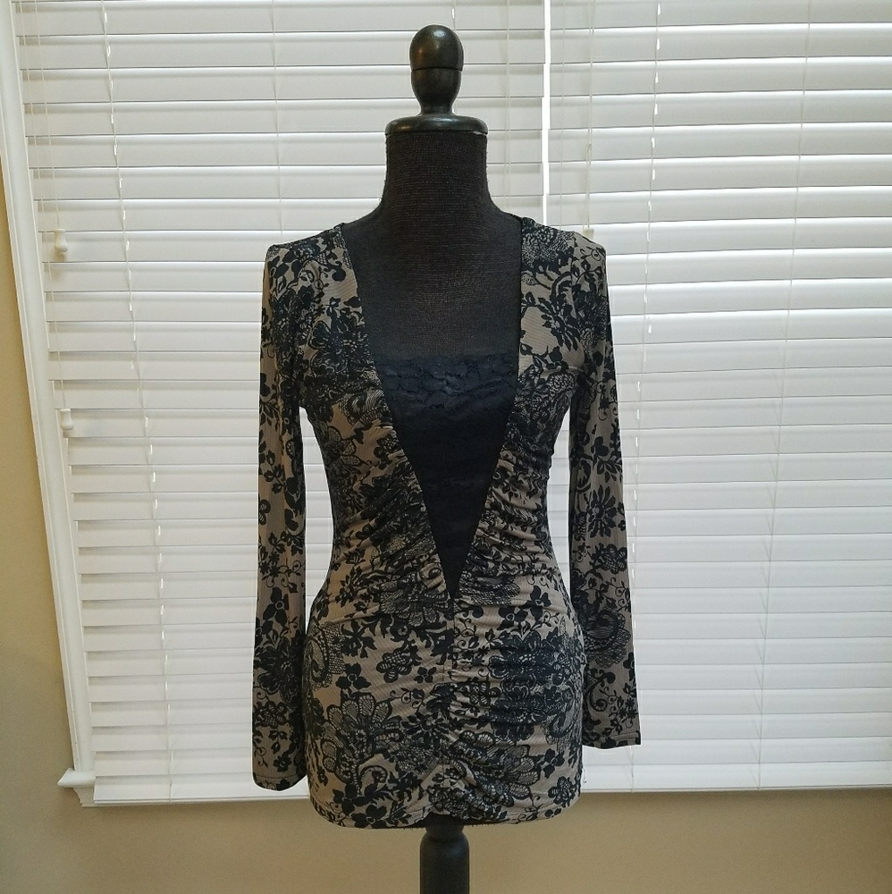 Flattering, ruched side, lace panel Venus top